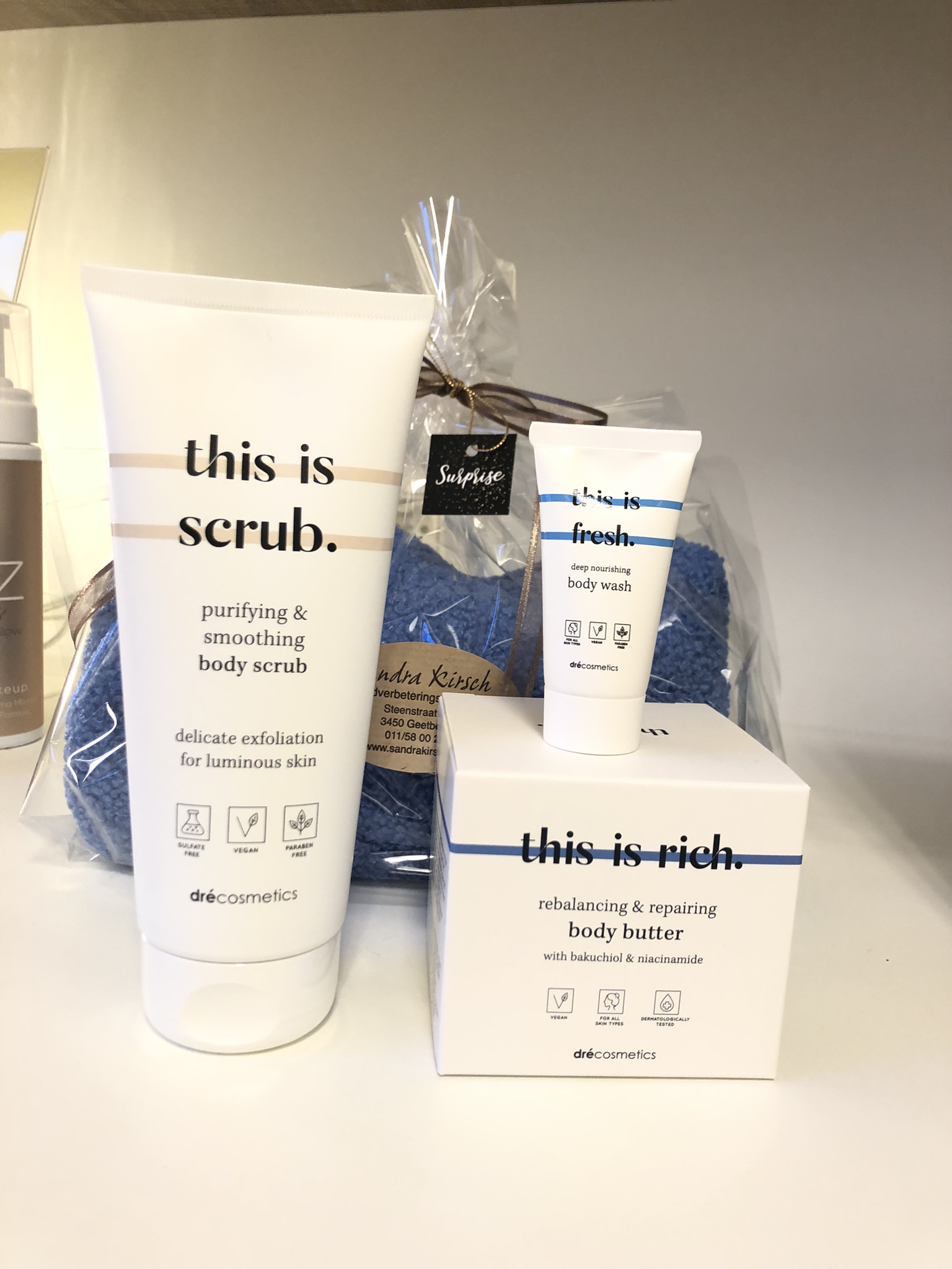 Duo Bodybutter en Bodyscrub (200 ml) met gratis fluffy toilettasje